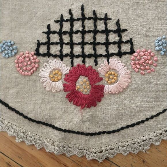 Tablecloth Linen Hand Embroidered Floral Square Crochet Natural Scalloped 33x33" - Picture 5 of 7